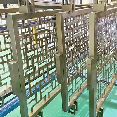 قیمت خوب 800 میلی متر صفحه نمایش فولاد ضد زنگ اتاق پارتیشن درب کشویی تقسیم بندی شده صلیب مشکی خط مویی حکاکی برجستگی مسی آنلاین