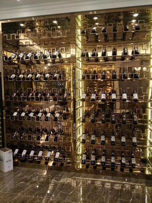 قیمت خوب میز بار باشگاه Wine Cellar Wine Cabinet کابینت پارتیشن پا بالا آنلاین