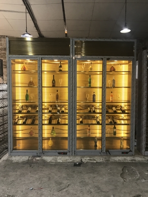 طراحی قفسه های صفحه نمایش فولاد ضد زنگ خنک کننده دیوارهای لوکس انبار شراب بزرگ ویسکی کابینت شراب صفحه نمایش شیشه ای